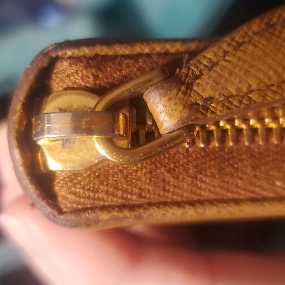 *AUTHENTC PRADA WALLET - Picture 16 of 17